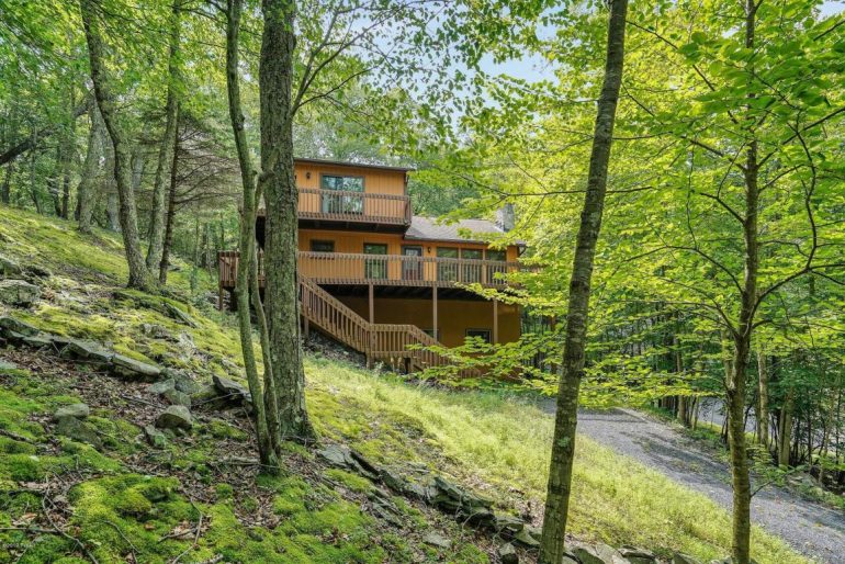2246 Apley Ct, Bushkill, PA 18324 Saw Creek Estates